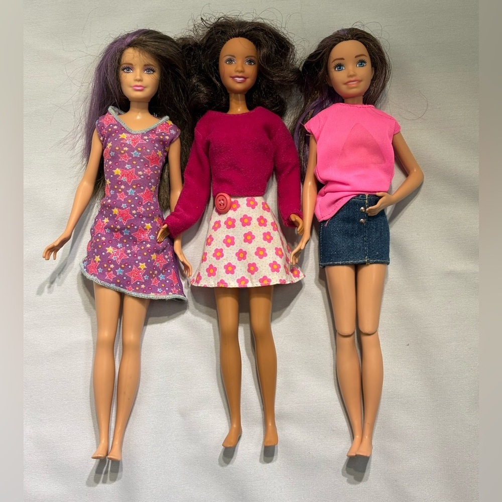 Two skipper dolls and one highschool
Musical dolll.